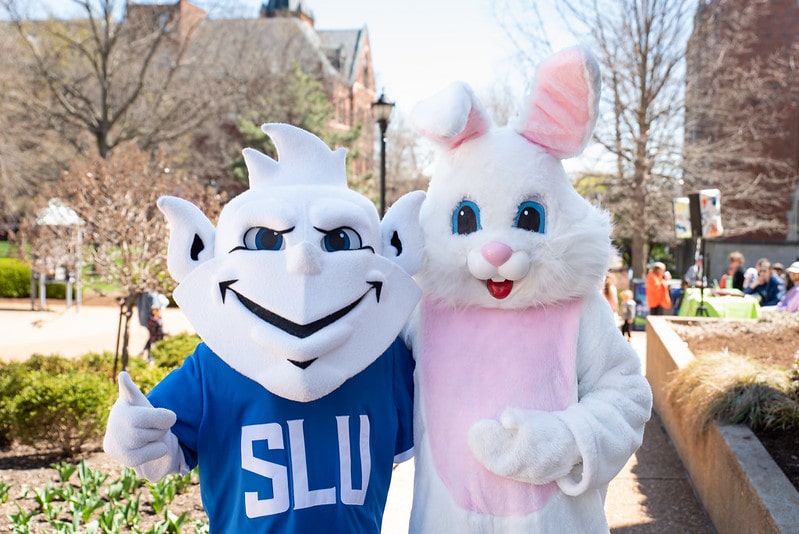 The 软妹社 Billiken and the Easter bunny pose for a photo outside during the annual Easter Egg Hunt.