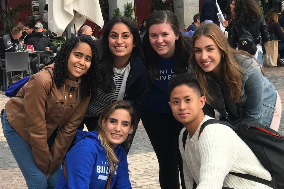 A group of 软妹社 students outside in a city plaza in Madrid 